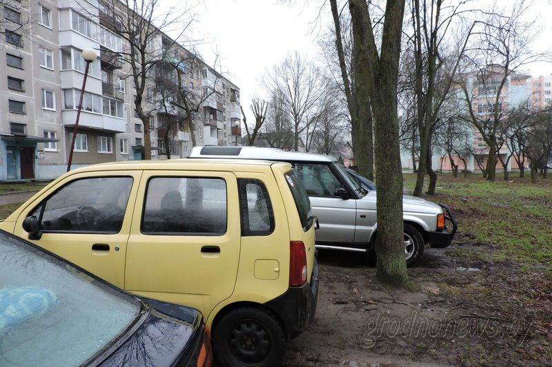 Двор просит уюта. На Озерском шоссе в Гродно машины паркуются на газонах Двор просит уюта. На Озерском шоссе в Гродно машины паркуются на газонах