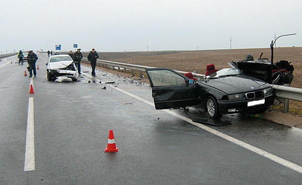 В ДТП под Гродно BMW разорвало напополам: один человек погиб, трое госпитализированы