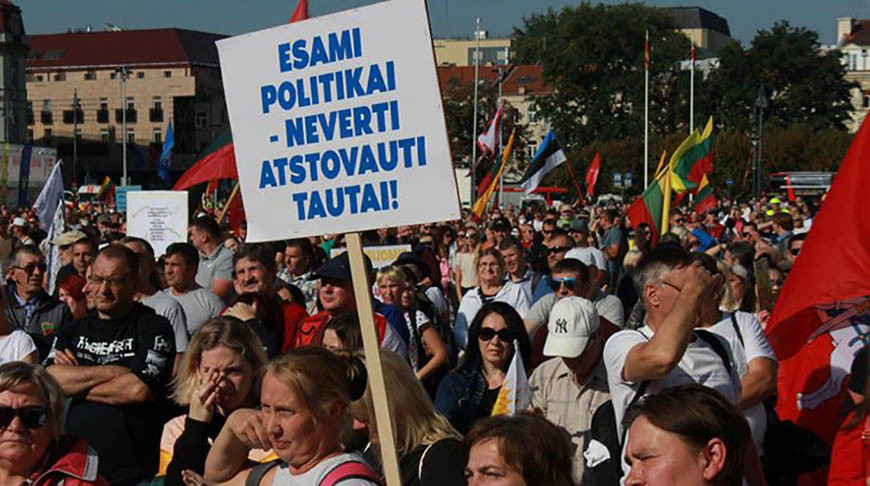 В Литве проходит митинг против ограничений для непривитых от COVID-19 В Литве проходит митинг против ограничений для непривитых от COVID-19