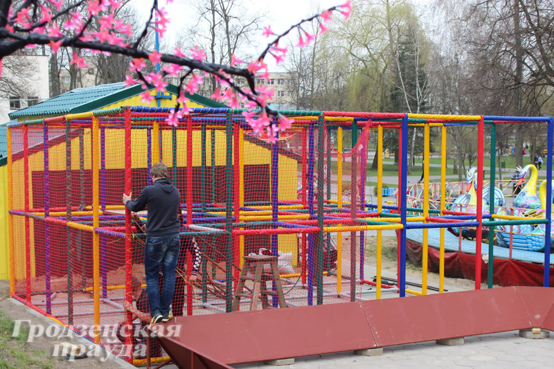 В парке имени Жилибера установлен новый аттракцион и появится «дерево любви» В парке имени Жилибера установлен новый аттракцион и появится «дерево любви»