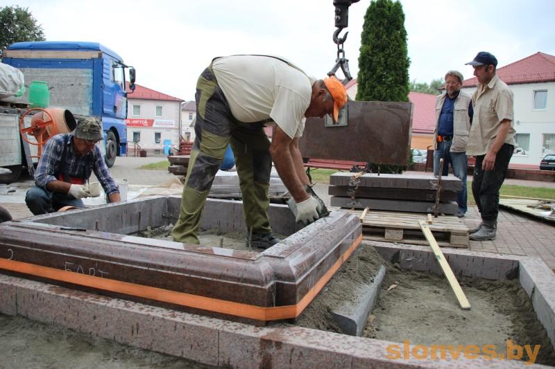 В Слониме началась установка постамента для памятника Льву Сапеге В Слониме началась установка постамента для памятника Льву Сапеге