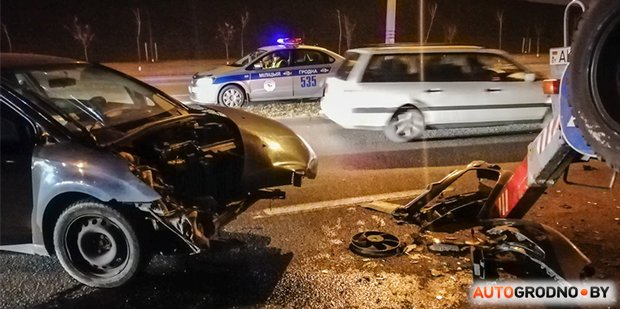 На Магистральной в Гродно Citroen врезался в автовышку - с нее меняли освещение на столбе На Магистральной в Гродно Citroen врезался в автовышку - с нее меняли освещение на столбе