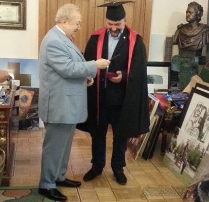Гродненский график Юрий Яковенко примерил мантию от Зураба Церетели Гродненский график Юрий Яковенко примерил мантию от Зураба Церетели