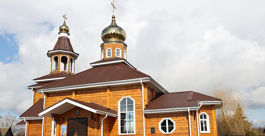 Александр Лукашенко зажег пасхальную свечу в храме Преображения Господня в Копыси