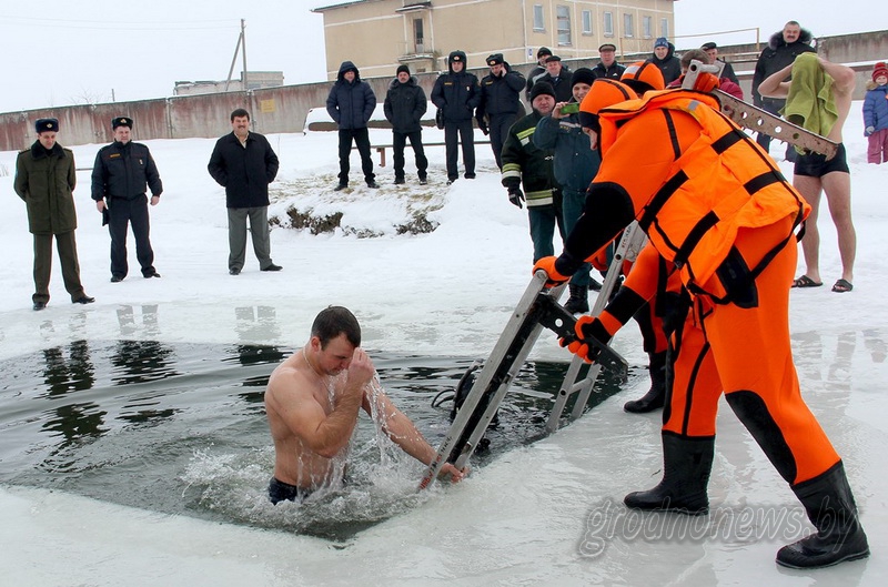 В крещенских купаниях по всей Беларуси ожидается участие более 100 тысяч человек В крещенских купаниях по всей Беларуси ожидается участие более 100 тысяч человек