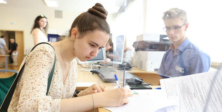 Абитуриентка с 400 баллами подала документы в БГУИР Абитуриентка с 400 баллами подала документы в БГУИР