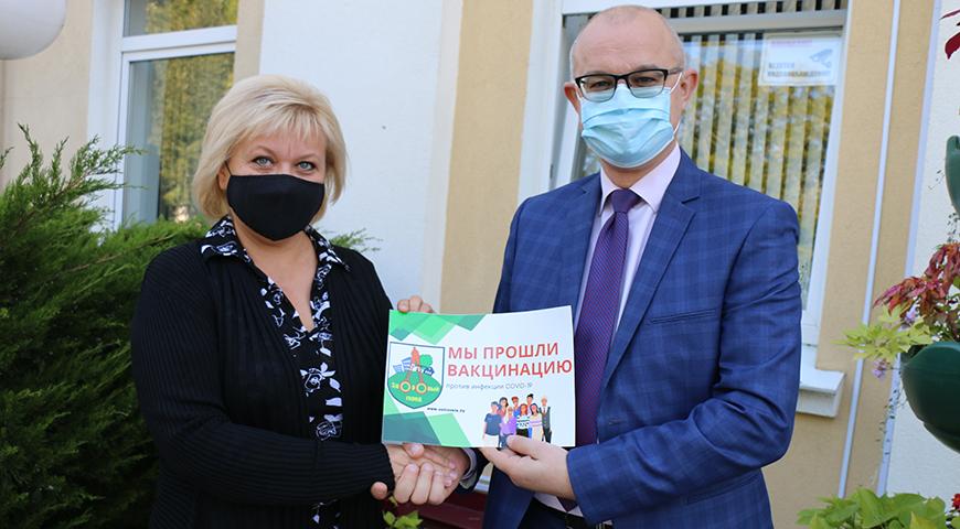 «Мы прошли вакцинацию» – такие надписи появились на учреждениях и предприятиях Островецкого района «Мы прошли вакцинацию» – такие надписи появились на учреждениях и предприятиях Островецкого района