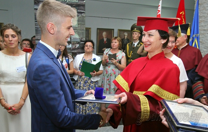 Звездные выпускники Купаловского вуза прошли по красной дорожке