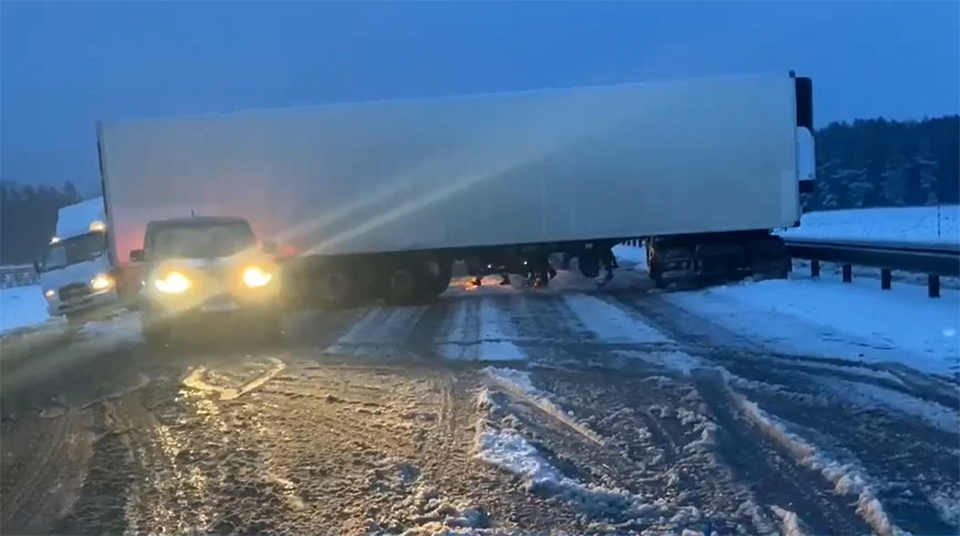 На трассе М6 развернуло прицеп большегруза, он заблокировал проезд На трассе М6 развернуло прицеп большегруза, он заблокировал проезд