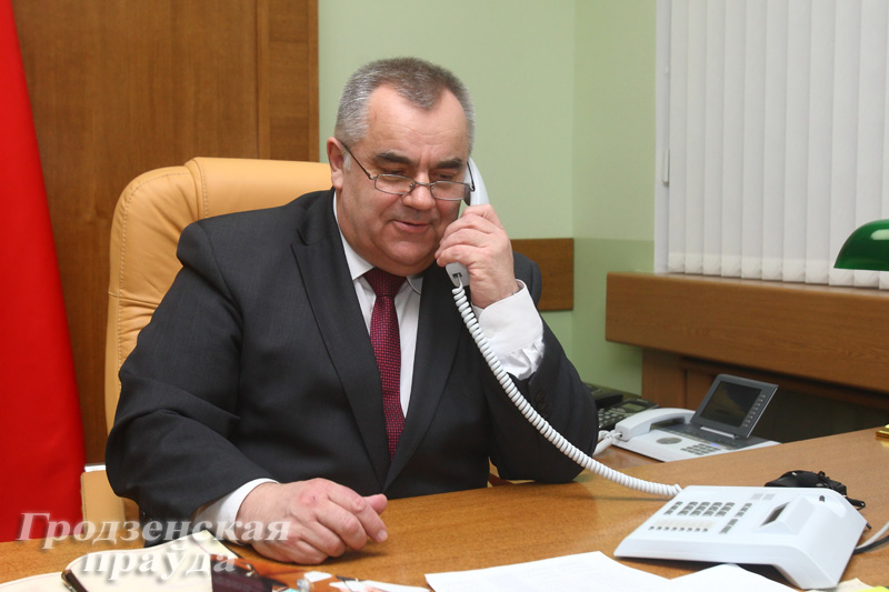Заместитель председателя облисполкома Владимир Дешко провел прямую линию