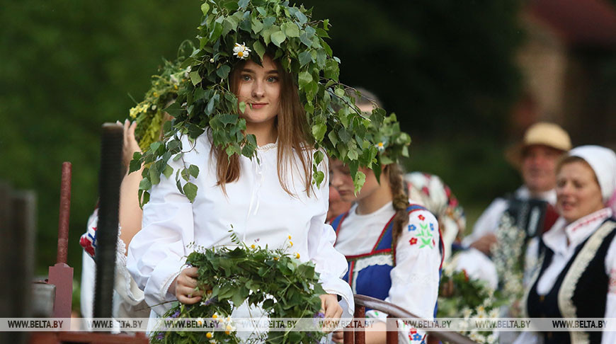 ФОТОФАКТ: На Августовском канале прошел традиционный обряд Купалье ФОТОФАКТ: На Августовском канале прошел традиционный обряд Купалье