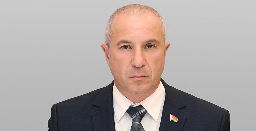Юрий Караев: особенно важно обсуждать проект Конституции в трудовых коллективах Юрий Караев: особенно важно обсуждать проект Конституции в трудовых коллективах