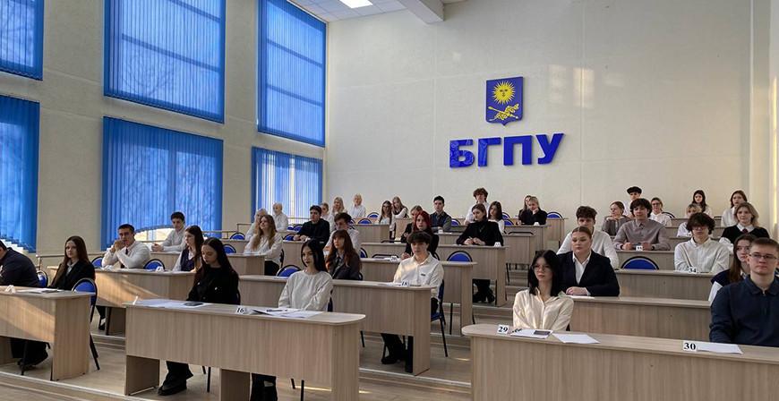 "Пришли 98,4% выпускников, троих удалили". Андрей Иванец рассказал, как прошло РЦЭ