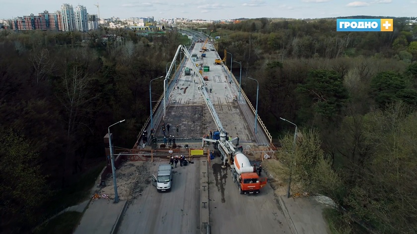 Работа кипит: на Румлёвском мосту начали заливать бетон