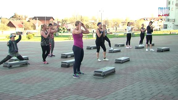 В Гродно провели фитнес-тренировку прямо на улице (+Видео)