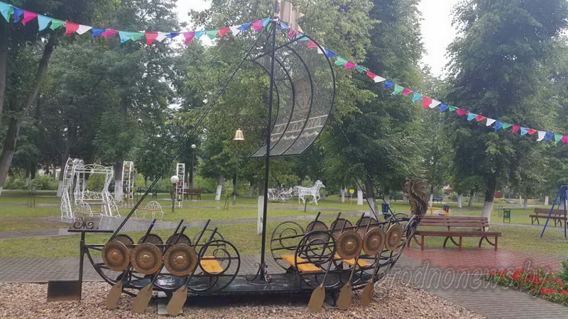 Городской парк в Слониме украсили малые архитектурные формы