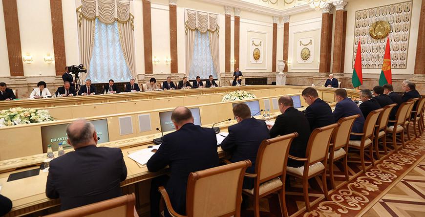 "Срок один - 1 января". Александр Лукашенко поручил устранить к новому году все недостатки в здравоохранении "Срок один - 1 января". Александр Лукашенко поручил устранить к новому году все недостатки в здравоохранении