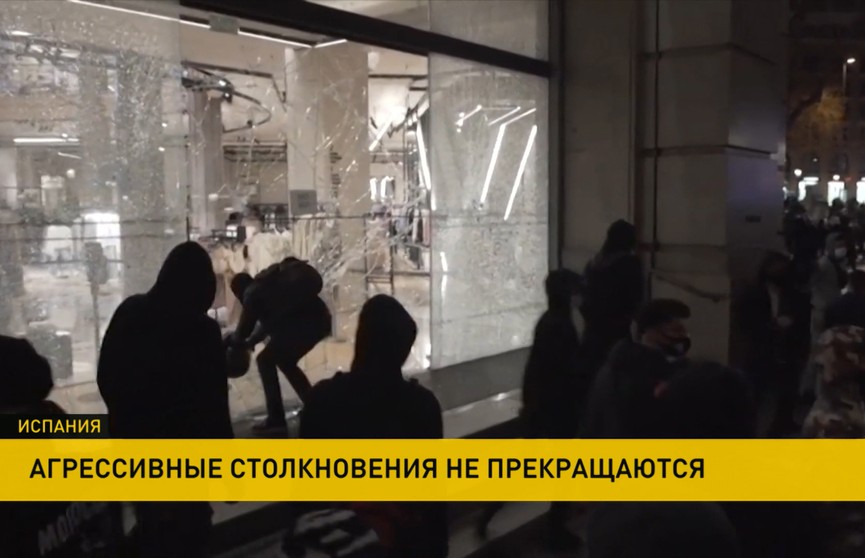 Протесты в Барселоне вновь вылились в стычки с полицией Протесты в Барселоне вновь вылились в стычки с полицией