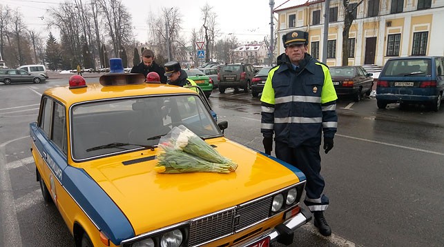 Сотрудники ГАИ в Гродно на ретромашине поздравили автолюбительниц с 8 Марта Сотрудники ГАИ в Гродно на ретромашине поздравили автолюбительниц с 8 Марта