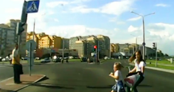 В Гродно под колеса «Пежо» попала 4-летняя девочка (Видео) В Гродно под колеса «Пежо» попала 4-летняя девочка (Видео)