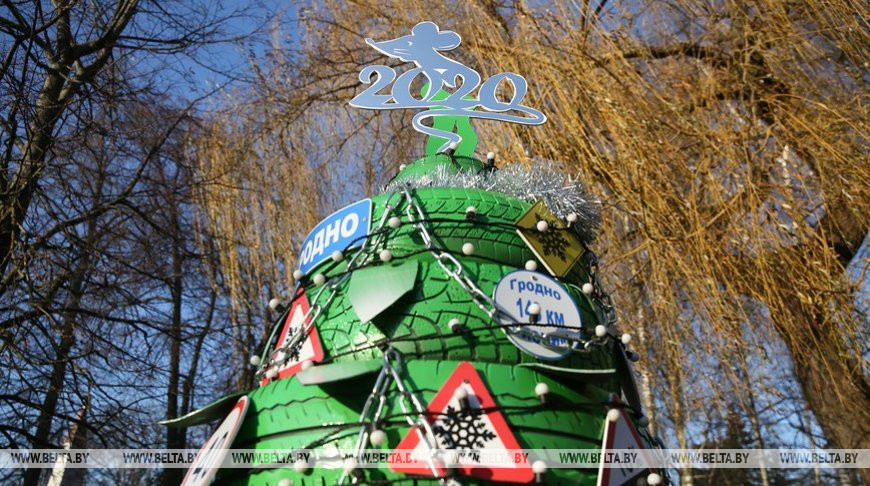 Из сыра и манометров: в Гродно создают аллею креативных елок Из сыра и манометров: в Гродно создают аллею креативных елок