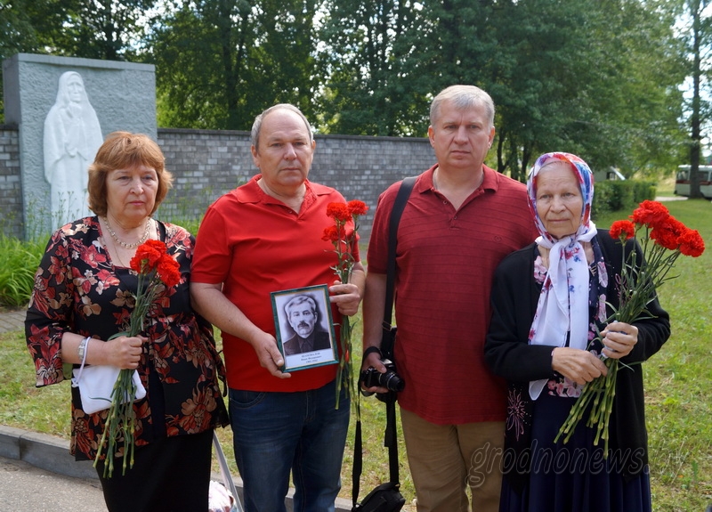 Родные погибшего красноармейца Ивана Шаповалова с фотографией воина справа - его дочь Татьяна Ивановна Ярошенко.JPG