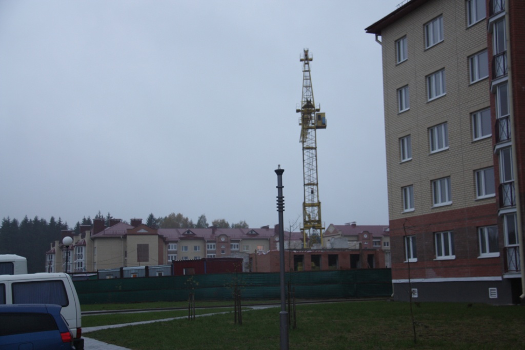 Сад №2 в процессе простройки из-за забора.JPG