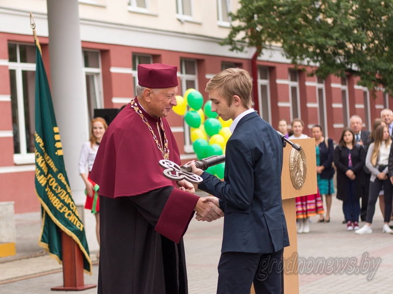 Ключ к знаниям от ректора Гродненского государственного аграрного университета Витольда Пестиса.jpg