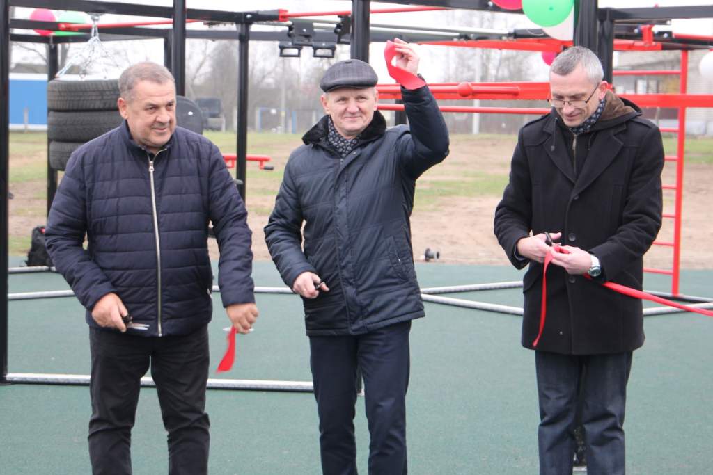 Александр Лобан, Игорь Счастный, Павел Савицкий перерезали красную ленту.jpg