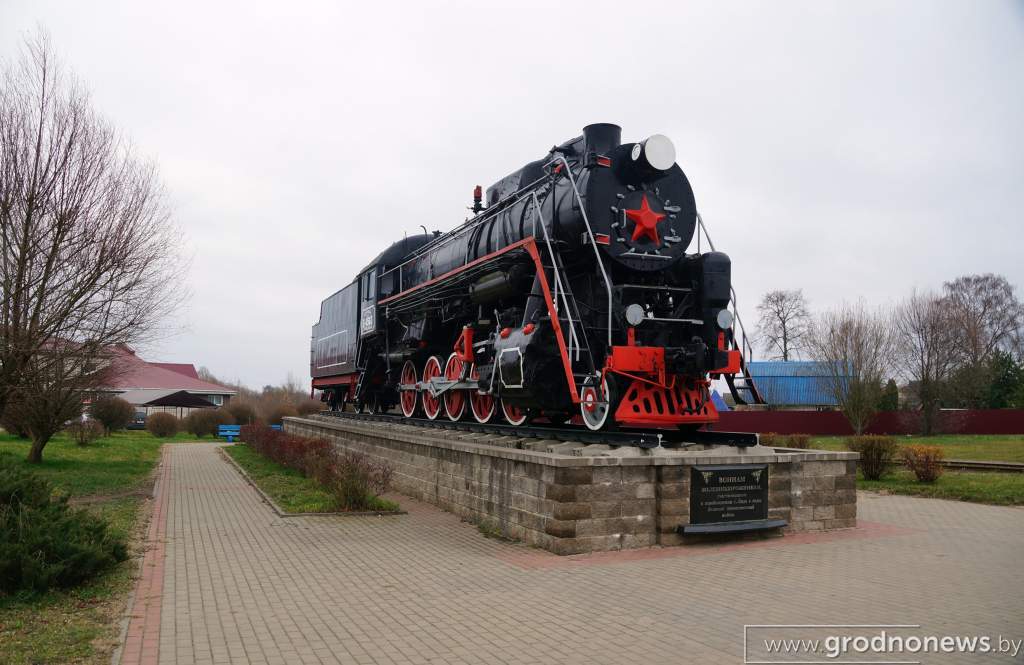 паровоз в память о железнодорожниках-участниках освобождения Лиды.JPG