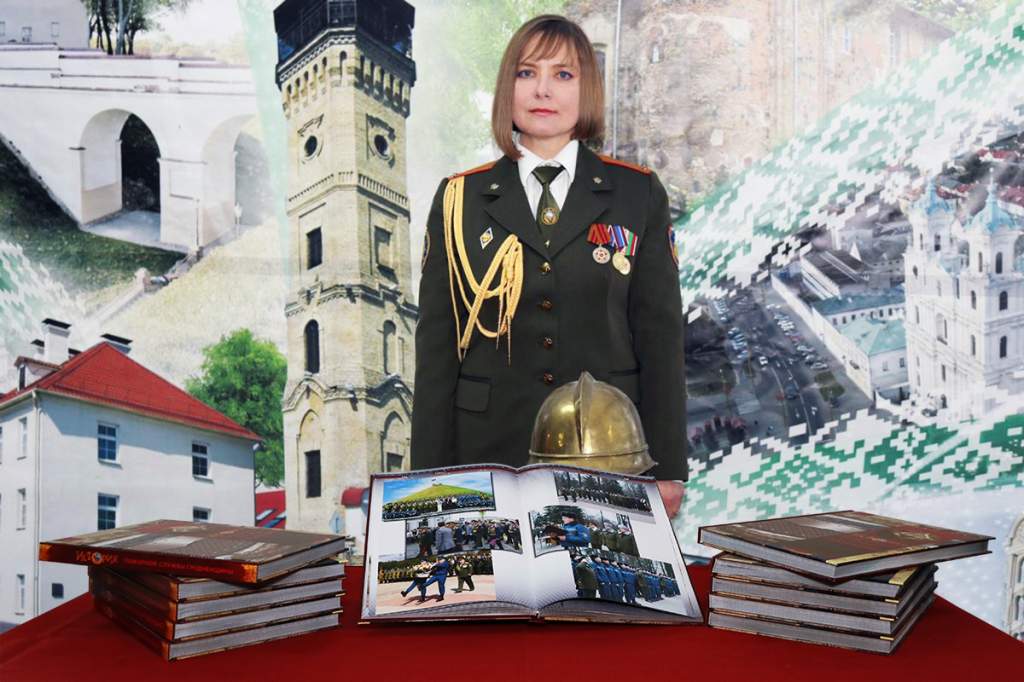 Фото с новой книгой.jpg