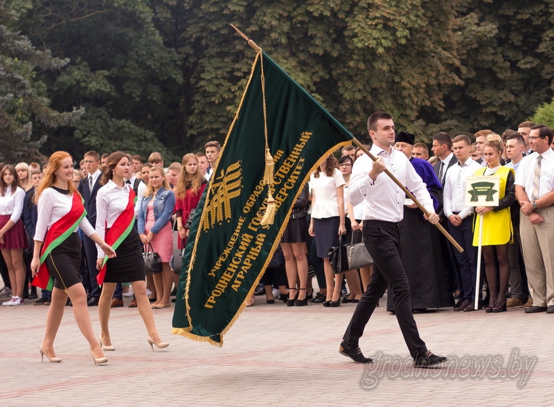 Студенты встречают новый учебный год.jpg