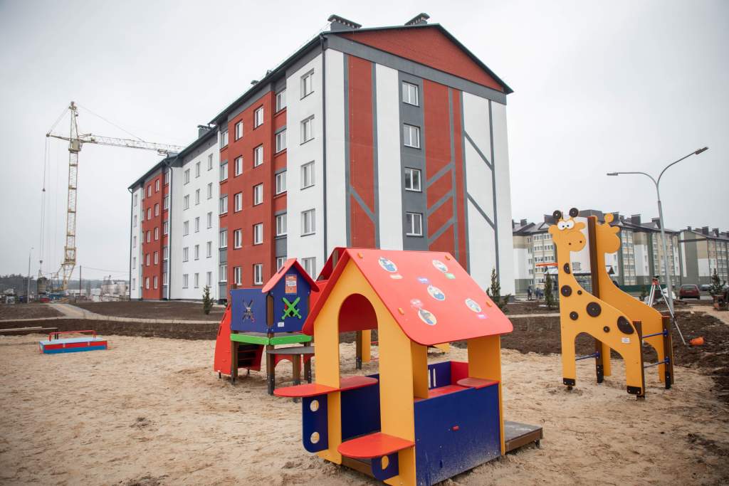 Новая детская игровая площадка на улице Коренёвской.jpg