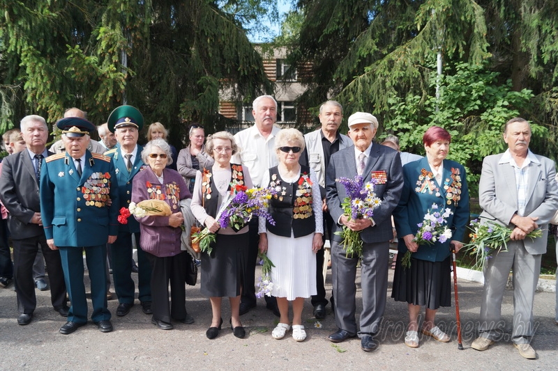 Былые фронтовики и ветераны в ходе траурной церемонии.JPG
