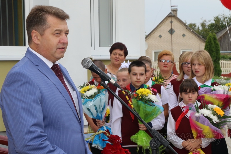 Помощник Президента - инспектор по Гродненской области Сергей Ровнейко на линейке в реконструированной школе в Больтишках.JPG