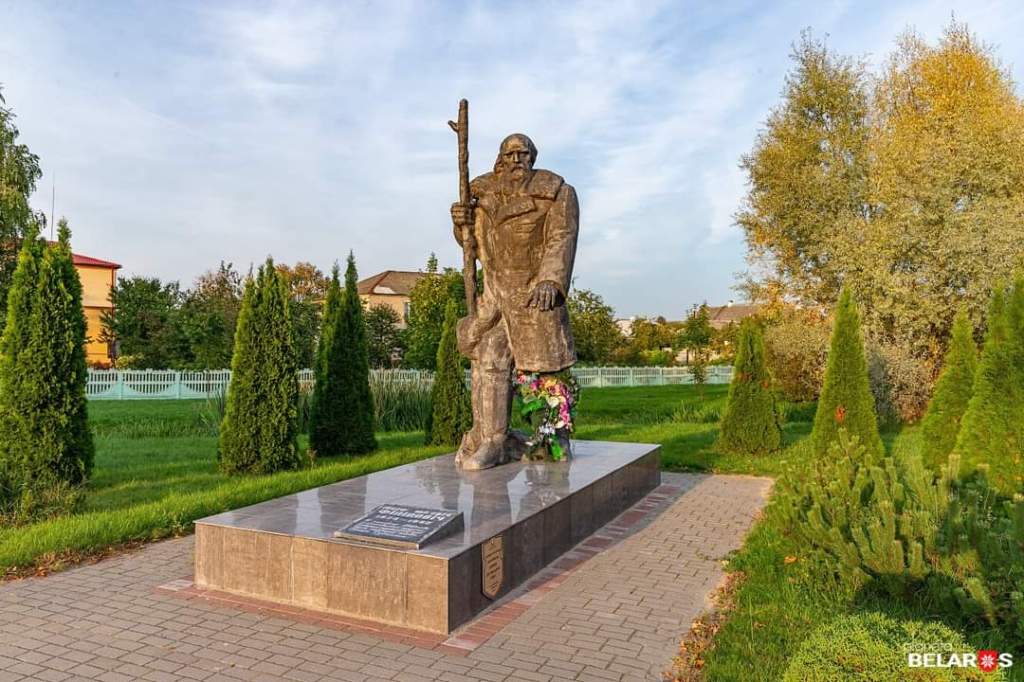 памятник Филидовичу в Дятлово.jpg