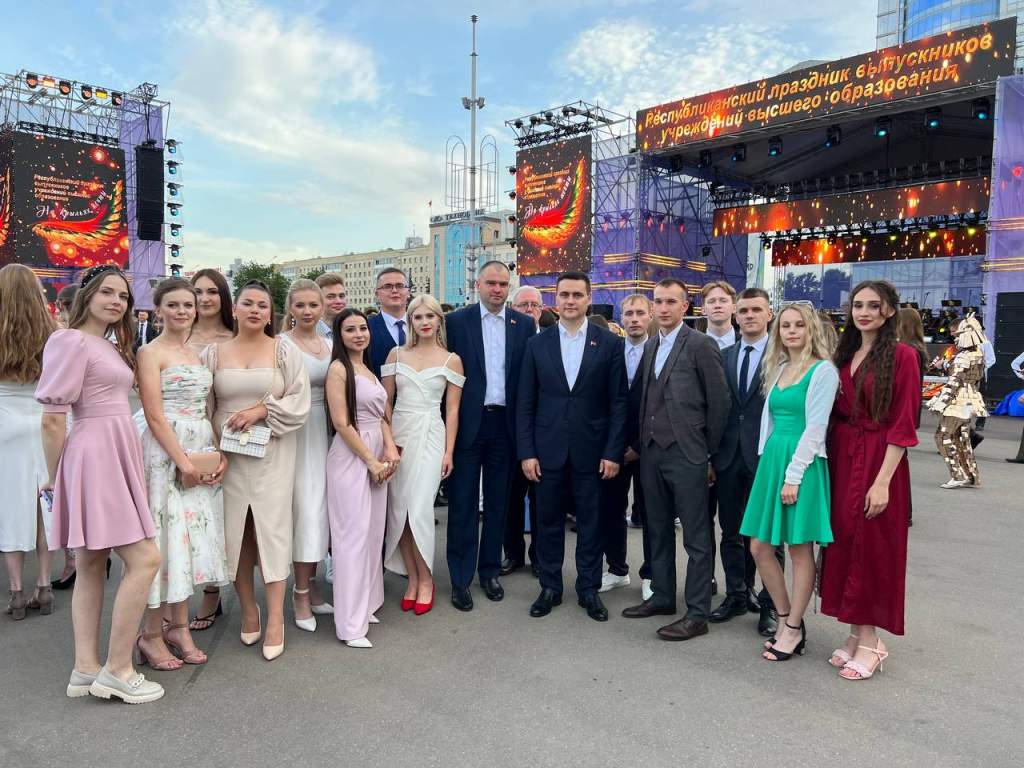валентин пешко_с выпускниками на Республиканском выпускном_из архива героя (15).jpg