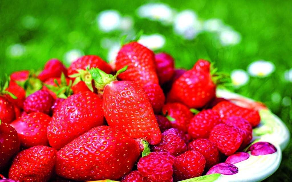 2020Food___Berries_and_fruits_and_nuts_Ripe_raspberries_with_strawberries_in_a_plate_145055_18.jpg