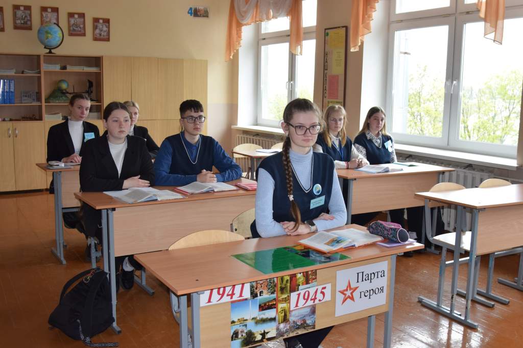 парта героя в кабинете истории.JPG