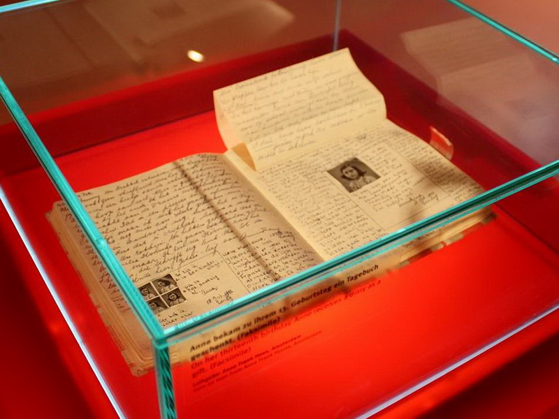 The_Diary_of_a_Young_Girl_at_the_Anne_Frank_Zentrum.jpg