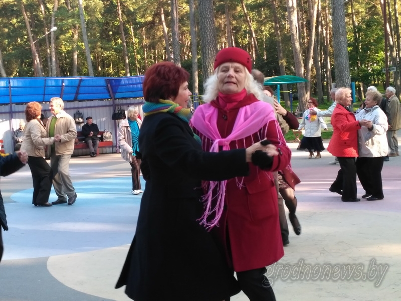 На танцевальные праздники в Пышки всегда собирается много пенсионеров.jpg