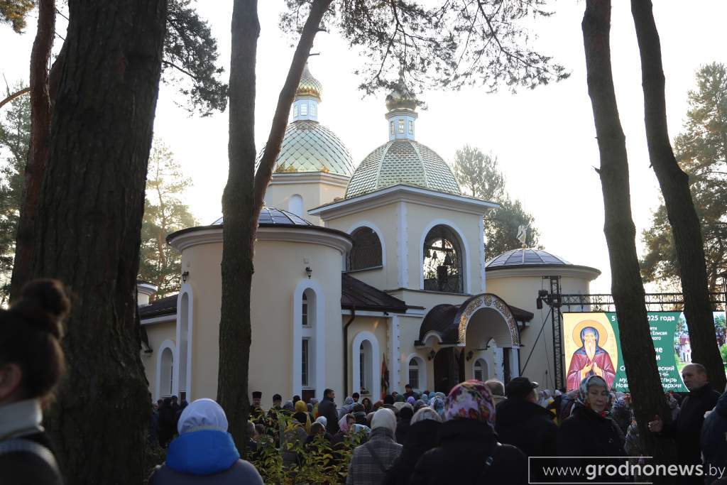 главный храм во время праздника.JPG