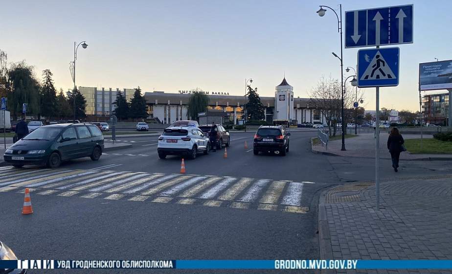В Гродно водитель сбила на пешеходном переходе девушку. Пострадавшая в больнице