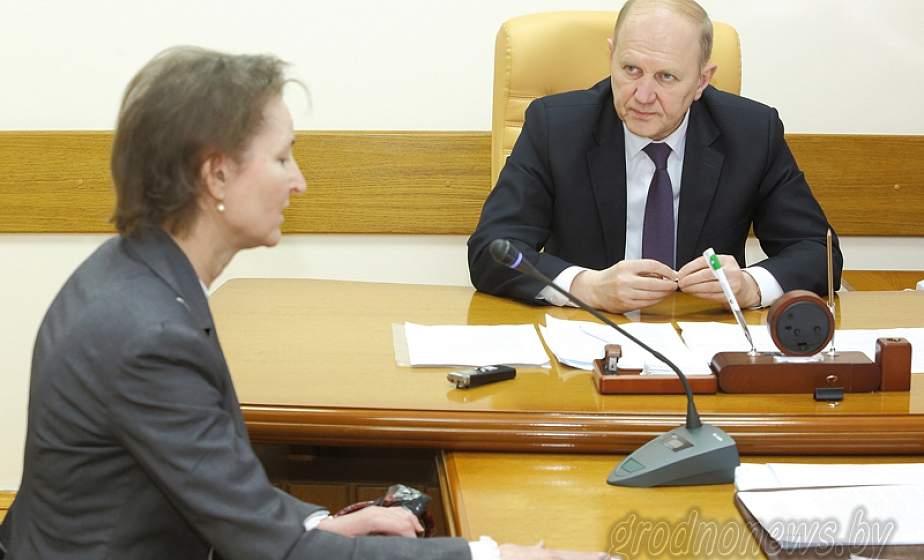 Прием граждан по личным вопросам сегодня провел председатель облисполкома Владимир Кравцов