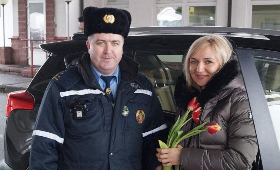Гродненские таможенники дарили цветы въезжающим в Беларусь представительницам прекрасного пола Гродненские таможенники дарили цветы въезжающим в Беларусь представительницам прекрасного пола