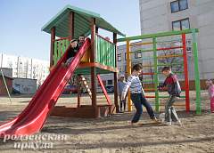 В Гродно во дворах многоэтажек появились новые игровые площадки (ФОТО)