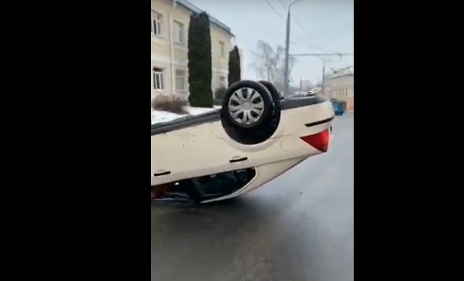 В Гродно водитель уснул за рулем и опрокинулся, въехав в фонарный столб