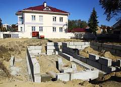 На улице Волковича в Гродно строят четвертый дом семейного типа 