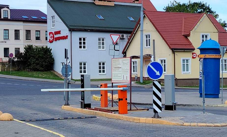 Платная стоянка на Большой Троицкой скоро возобновит свою работу Платная стоянка на Большой Троицкой скоро возобновит свою работу