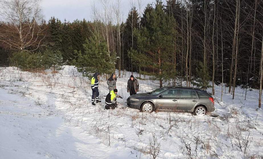 В Сморгони сотрудники ГАИ помогли водителю вытащить автомобиль из кювета